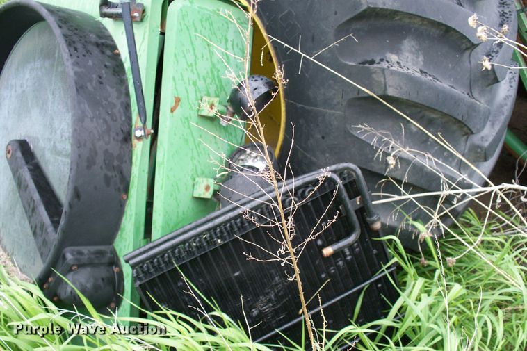 image for item BI9777 1980 John Deere 6620  combine