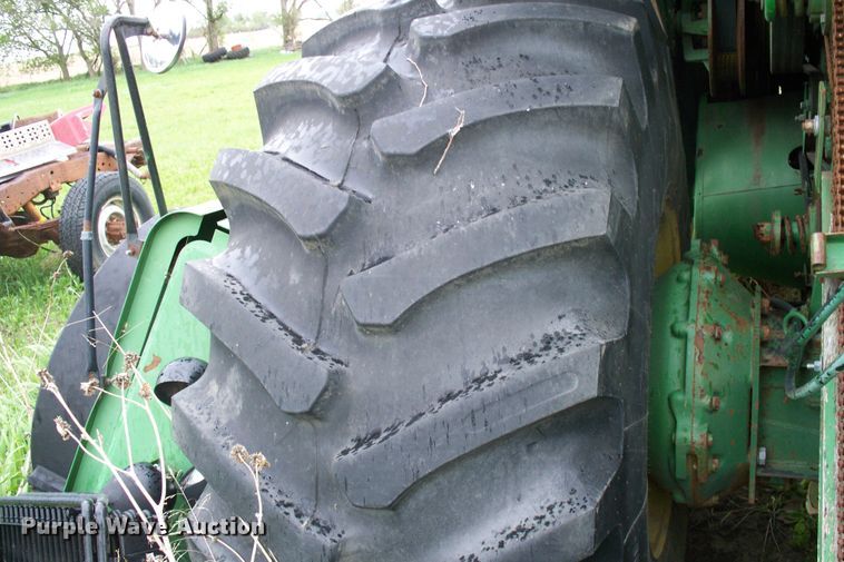 image for item BI9777 1980 John Deere 6620  combine