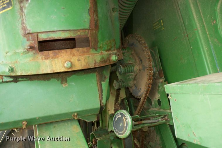 image for item BI9777 1980 John Deere 6620  combine