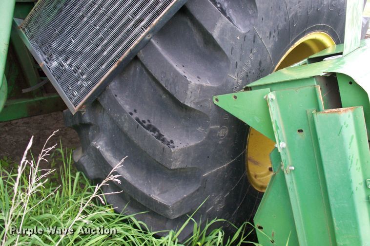 image for item BI9777 1980 John Deere 6620  combine