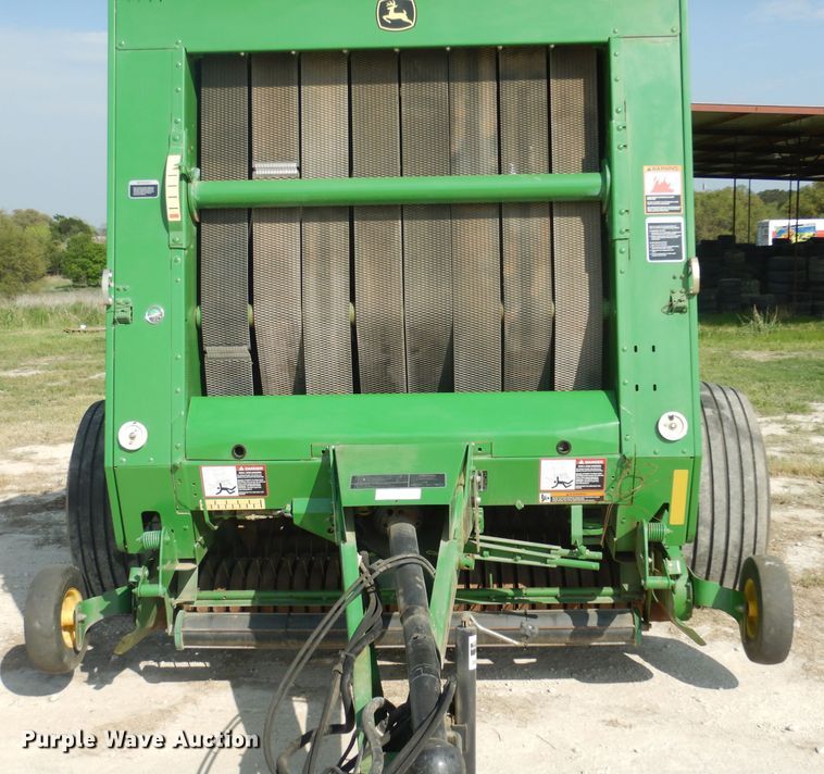 image for item DF2658 2012 John Deere 568  round baler