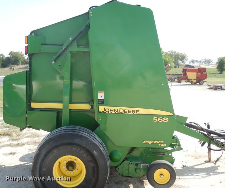 image for item DF2658 2012 John Deere 568  round baler