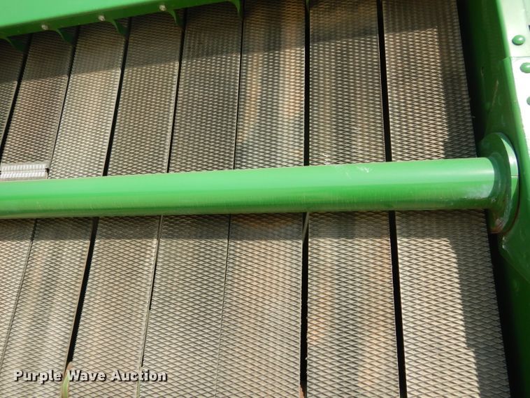 image for item DF2658 2012 John Deere 568  round baler