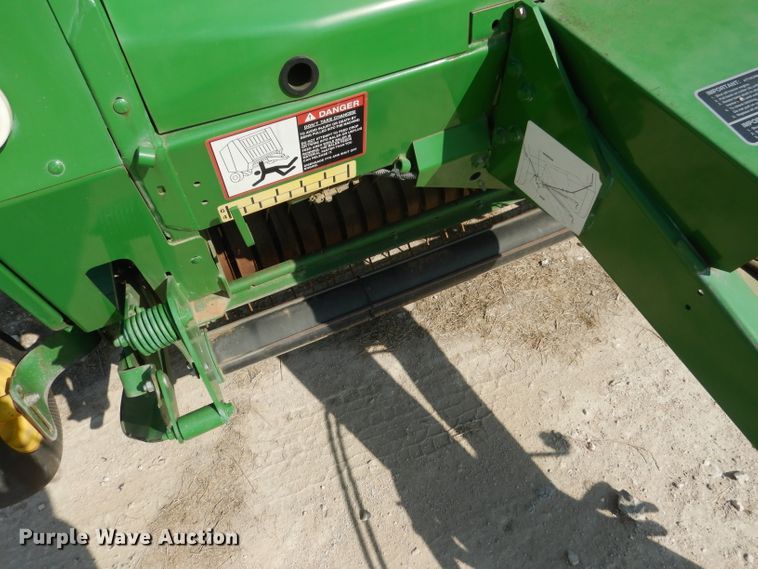 image for item DF2658 2012 John Deere 568  round baler