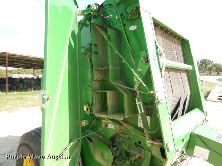image for item DF2658 2012 John Deere 568  round baler