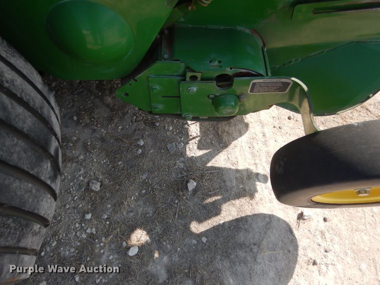 image for item DF2658 2012 John Deere 568  round baler