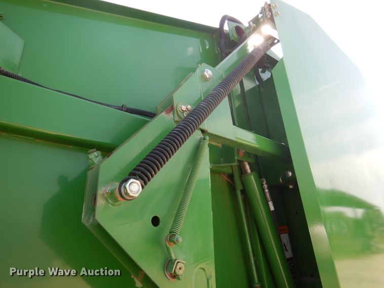 image for item DF2658 2012 John Deere 568  round baler