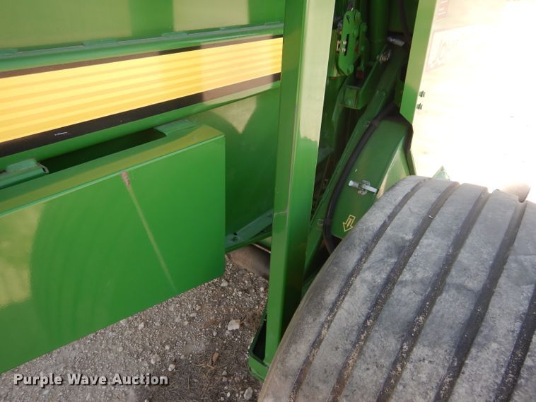 image for item DF2658 2012 John Deere 568  round baler