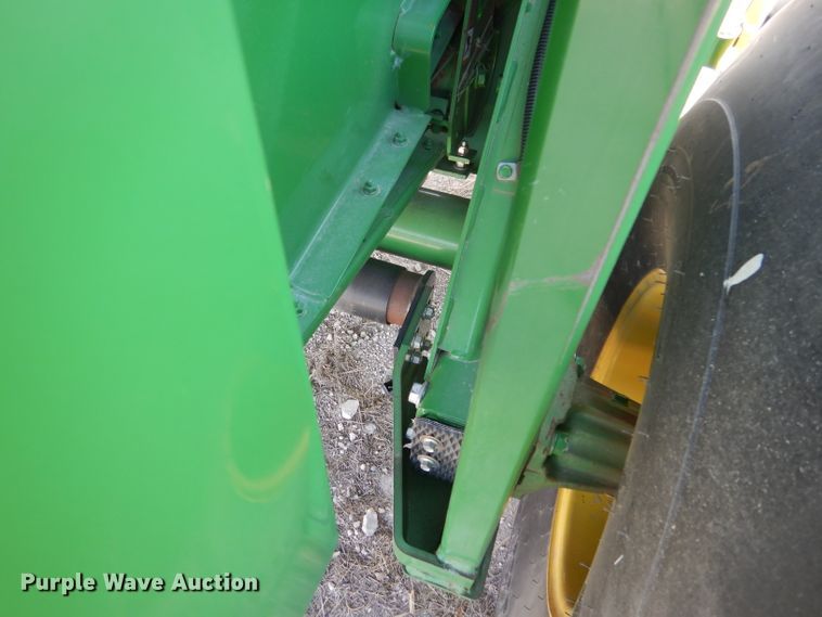 image for item DF2658 2012 John Deere 568  round baler