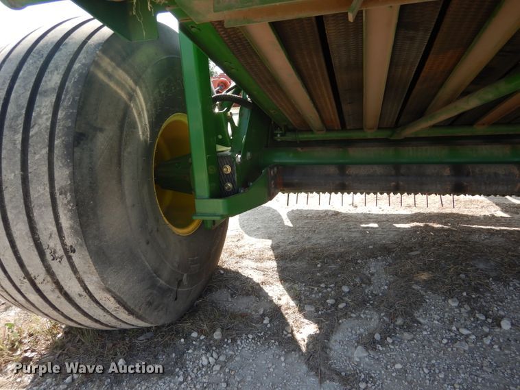 image for item DF2658 2012 John Deere 568  round baler