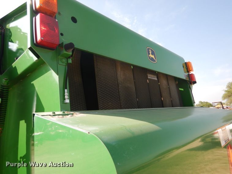 image for item DF2658 2012 John Deere 568  round baler