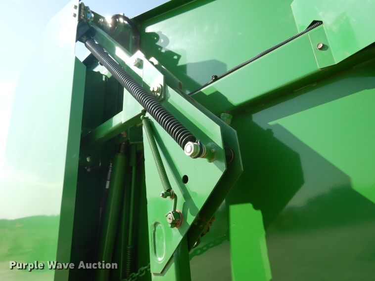 image for item DF2658 2012 John Deere 568  round baler