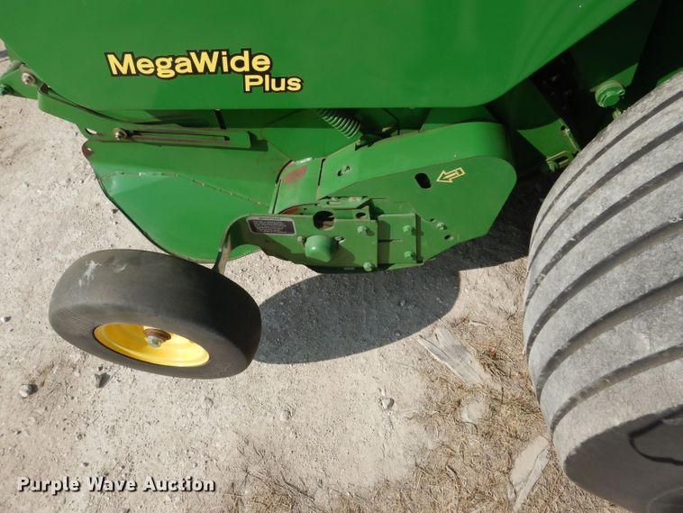 image for item DF2658 2012 John Deere 568  round baler