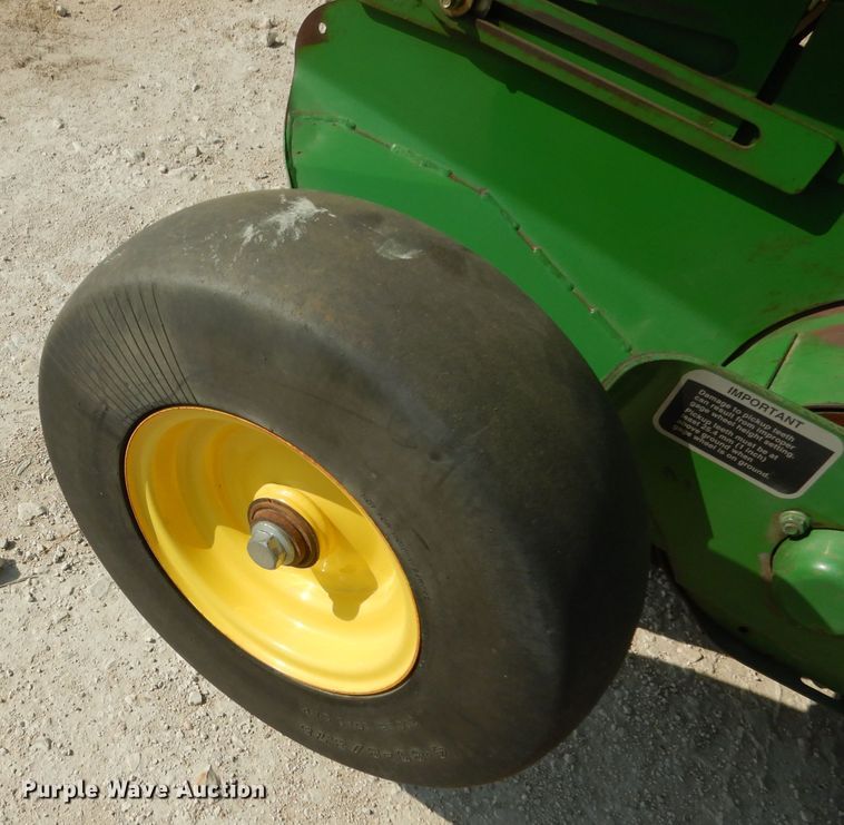 image for item DF2658 2012 John Deere 568  round baler