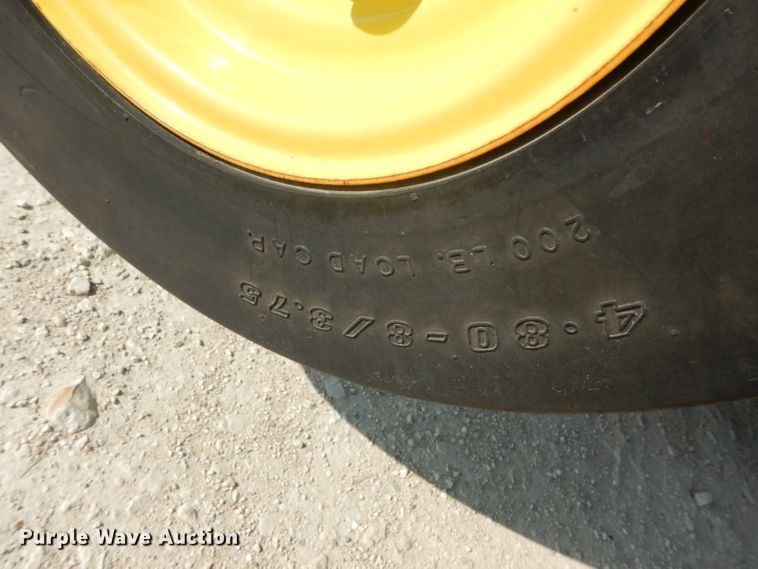 image for item DF2658 2012 John Deere 568  round baler