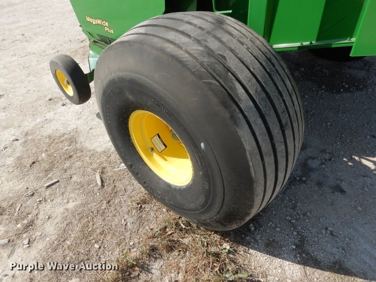 image for item DF2658 2012 John Deere 568  round baler
