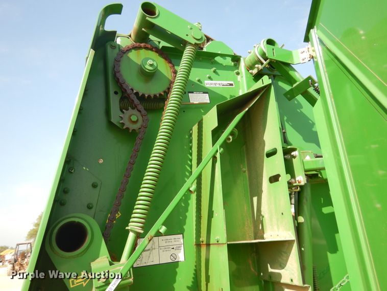 image for item DF2658 2012 John Deere 568  round baler