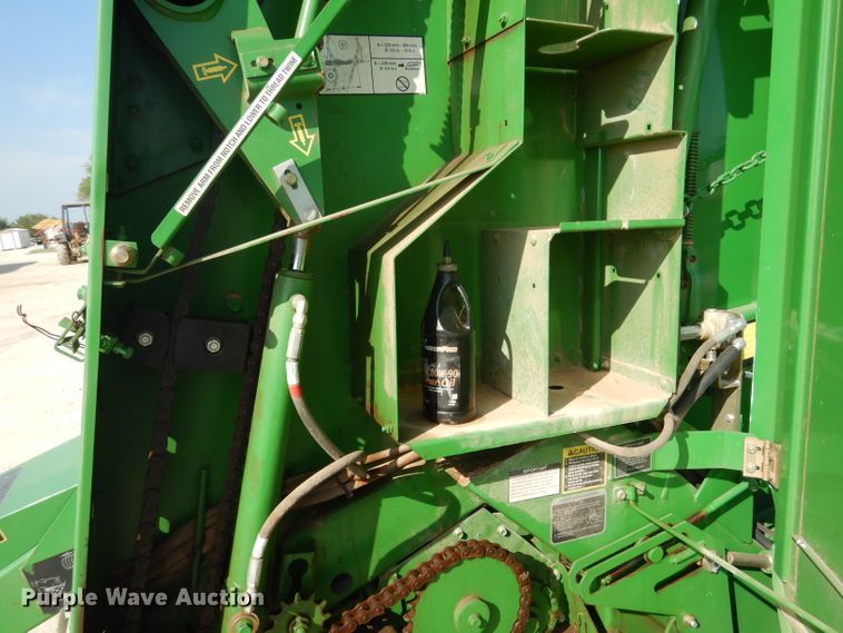 image for item DF2658 2012 John Deere 568  round baler