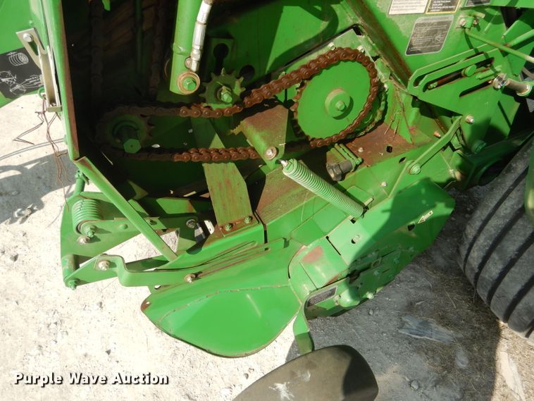 image for item DF2658 2012 John Deere 568  round baler