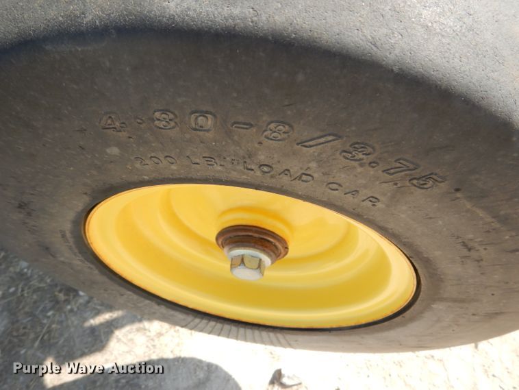 image for item DF2658 2012 John Deere 568  round baler