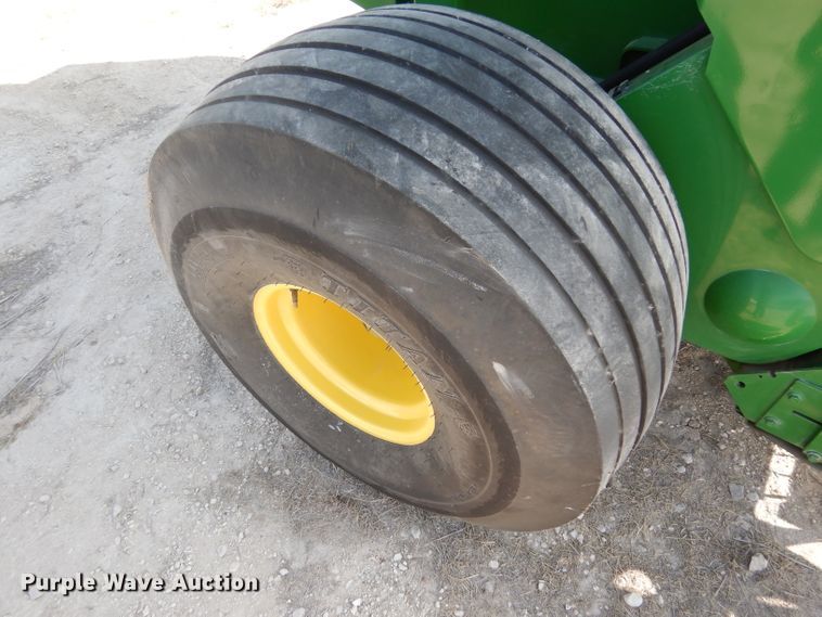image for item DF2658 2012 John Deere 568  round baler