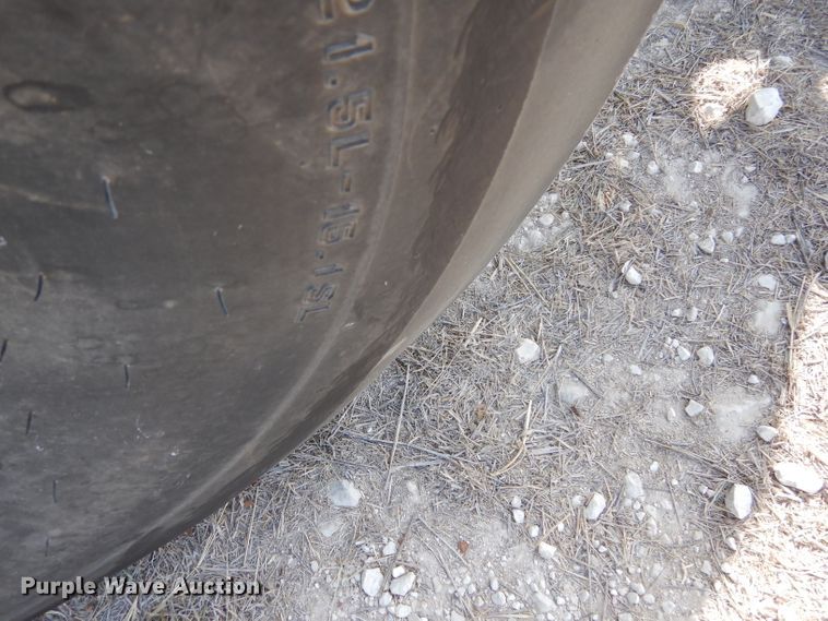 image for item DF2658 2012 John Deere 568  round baler