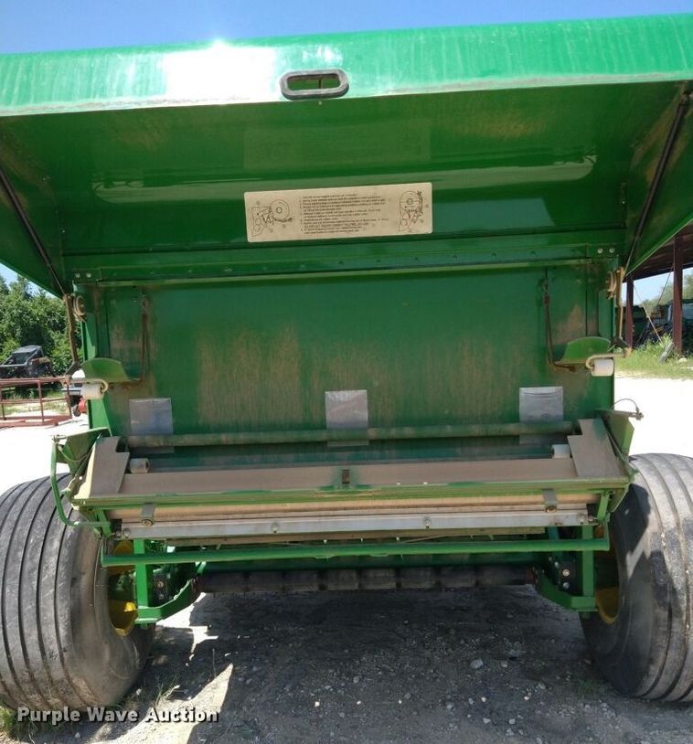 image for item DF2658 2012 John Deere 568  round baler