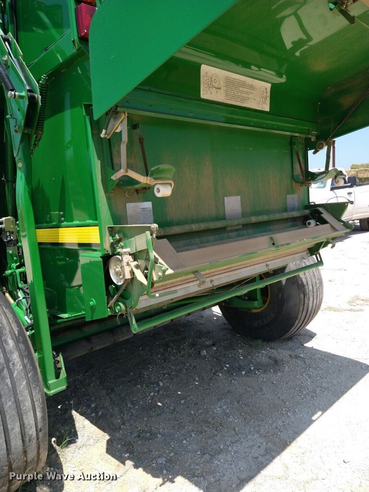 image for item DF2658 2012 John Deere 568  round baler