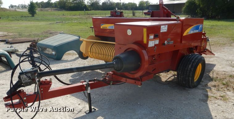 image for item DF2659 2011 New Holland BC5070  small square baler
