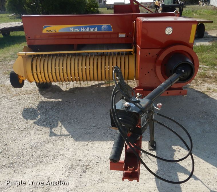 image for item DF2659 2011 New Holland BC5070  small square baler