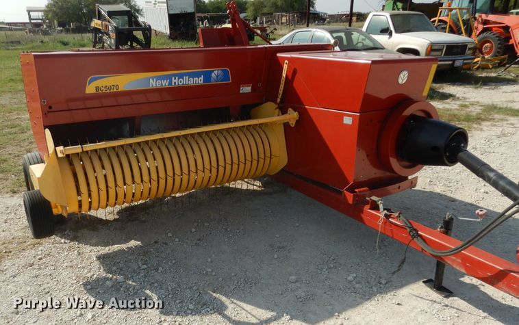 image for item DF2659 2011 New Holland BC5070  small square baler