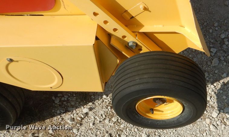 image for item DF2659 2011 New Holland BC5070  small square baler