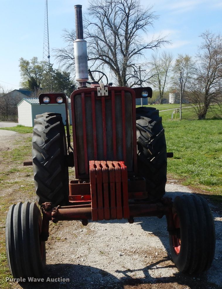 image for item DF6781 1963 Farmall 806  tractor