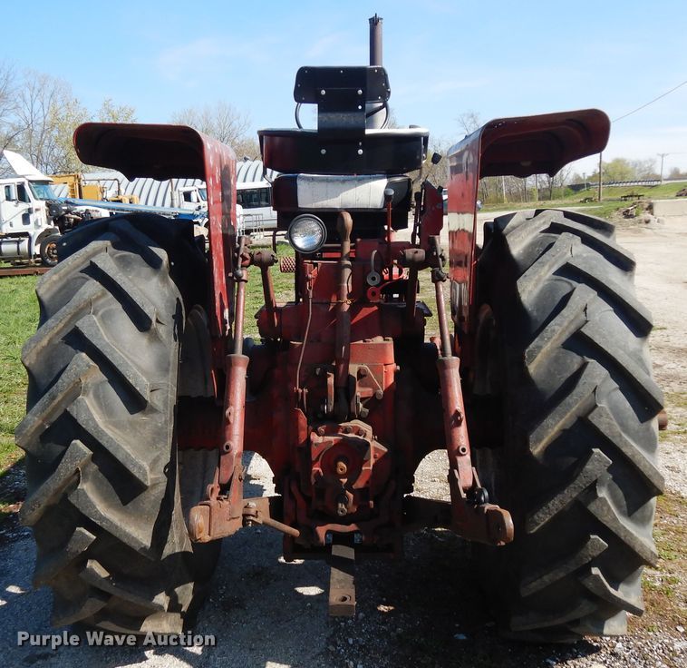 image for item DF6781 1963 Farmall 806  tractor