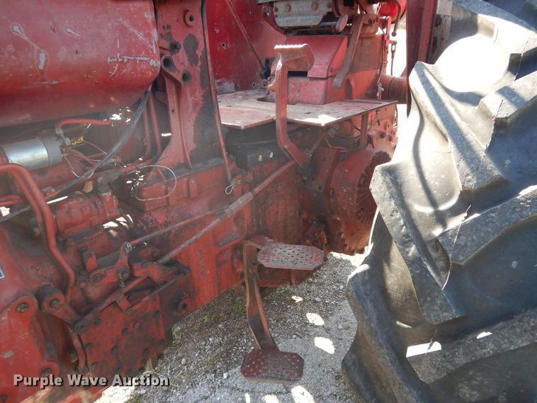 image for item DF6781 1963 Farmall 806  tractor