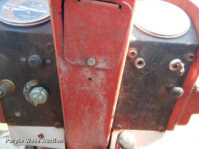 image for item DF6781 1963 Farmall 806  tractor