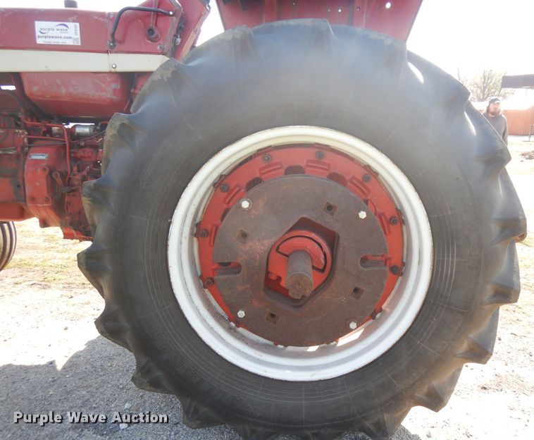 image for item DF6781 1963 Farmall 806  tractor