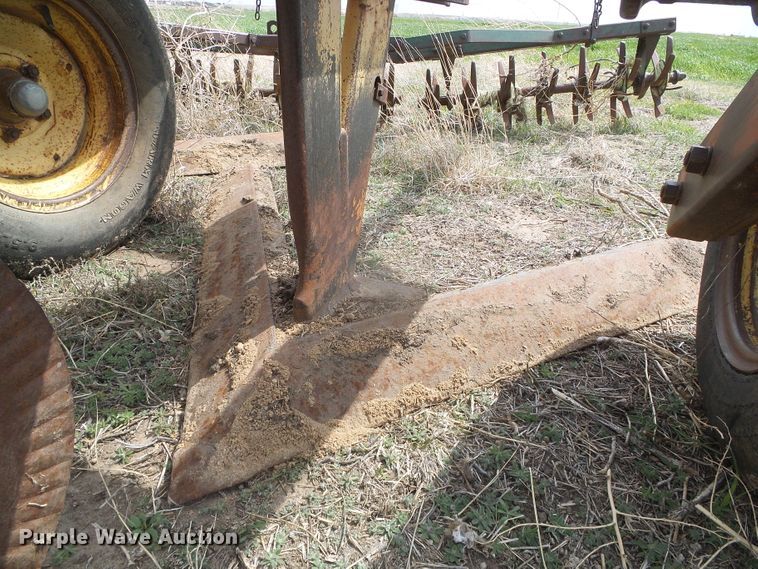 image for item DI5577 Sunflower 5X5  sweep plow