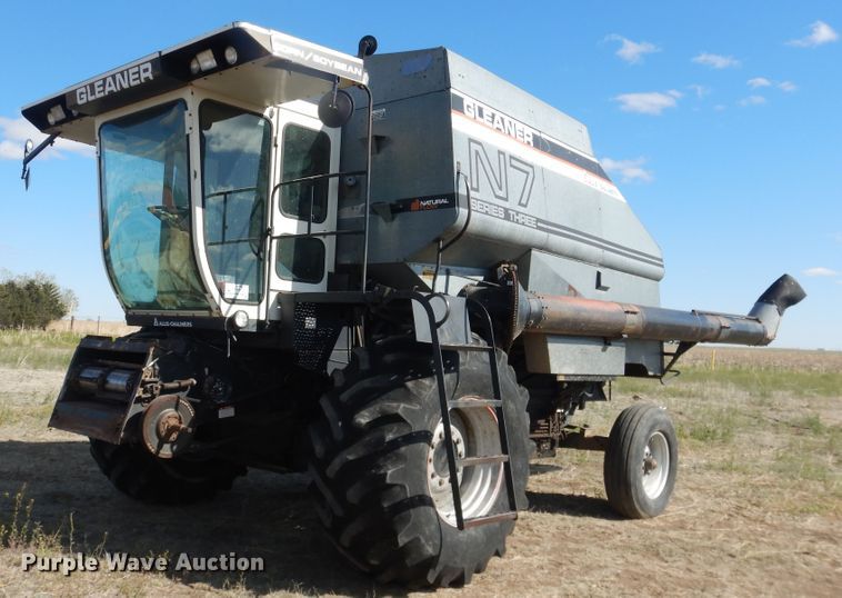 image for item DJ1227 1983 Gleaner N7  combine