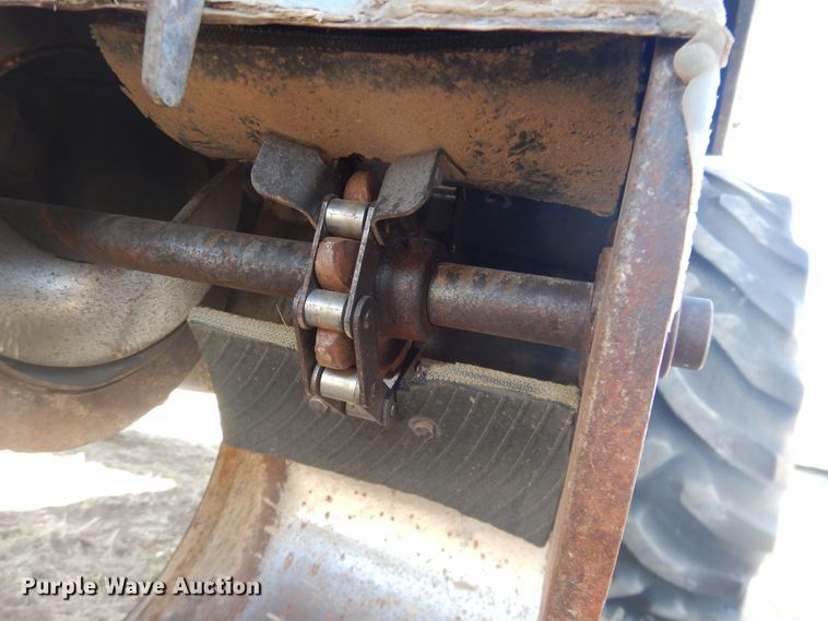 image for item DJ1227 1983 Gleaner N7  combine