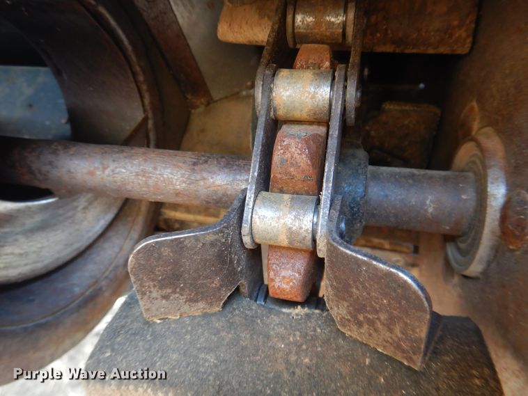 image for item DJ1227 1983 Gleaner N7  combine