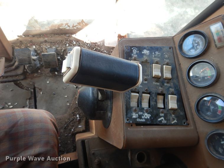 image for item DJ1227 1983 Gleaner N7  combine