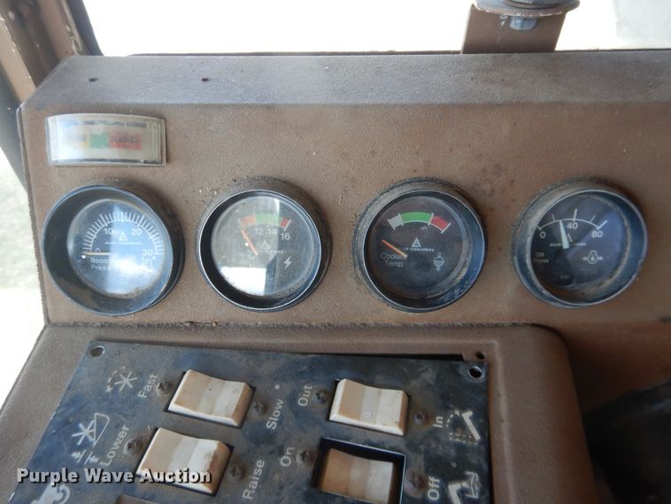 image for item DJ1227 1983 Gleaner N7  combine