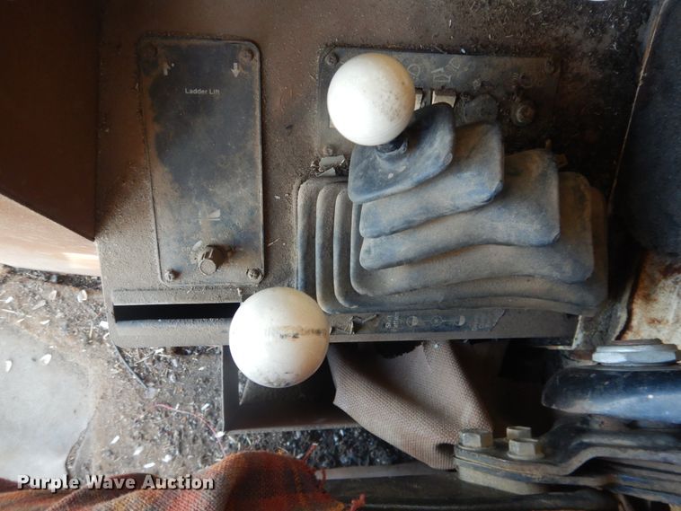 image for item DJ1227 1983 Gleaner N7  combine