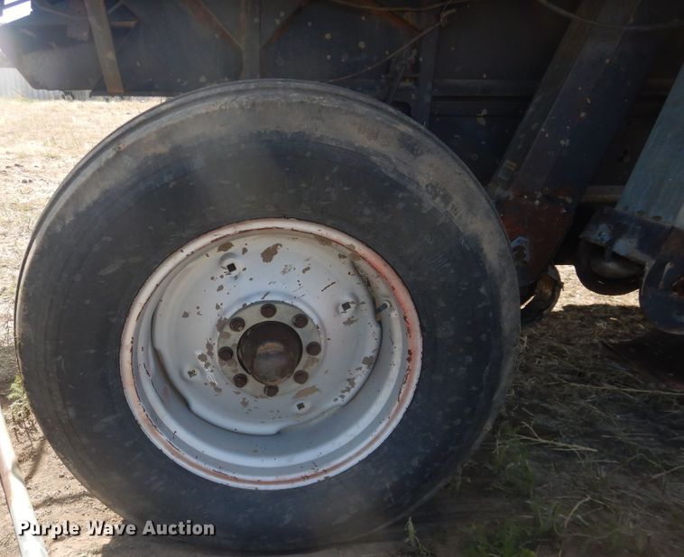 image for item DJ1227 1983 Gleaner N7  combine