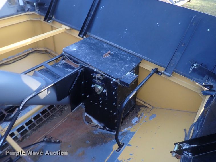 image for item DJ5511 2004 Challenger 670  combine