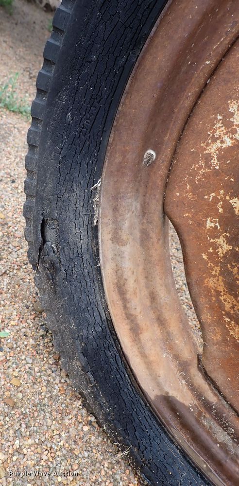 image for item DJ5715 Ford  tractor