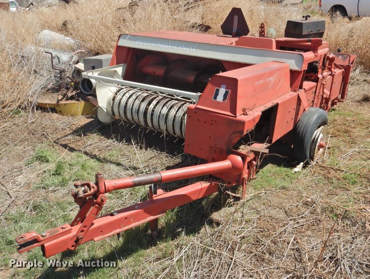 image for item DJ8449 (2) small square balers