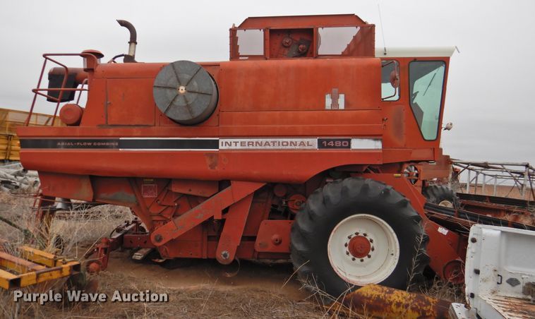 image for item DJ8459 International 1480  combine