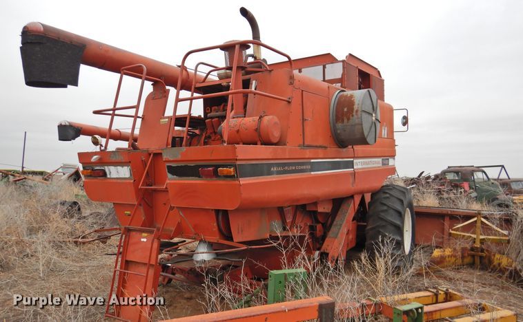 image for item DJ8459 International 1480  combine